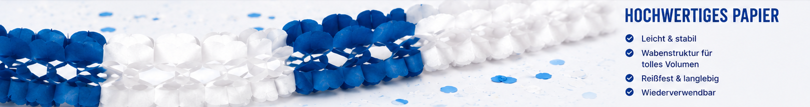 Detailansicht der blau-wei&szlig;en Papiergirlande mit Wabenstruktur